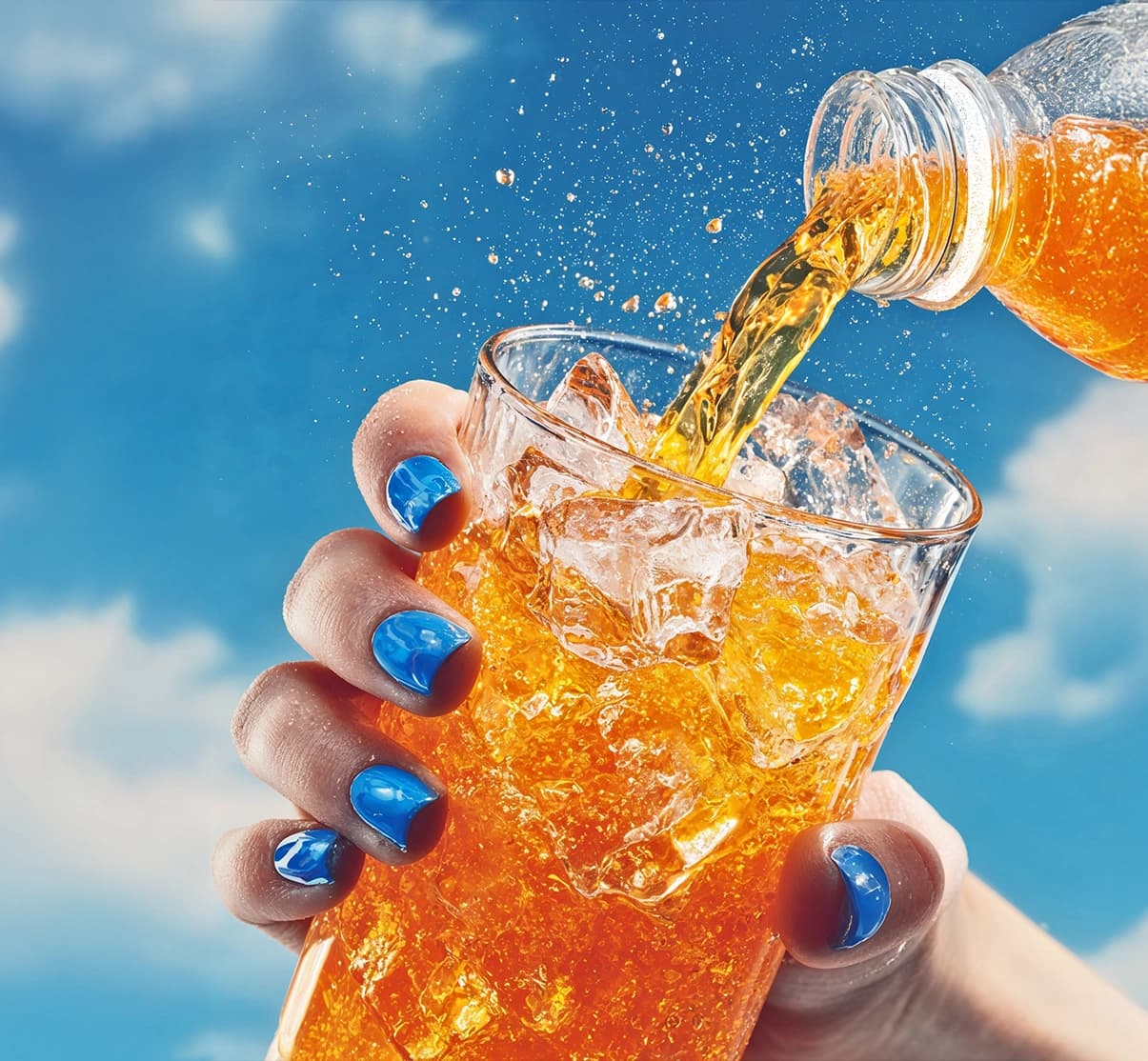Tropichampan servido en un vaso con hielo